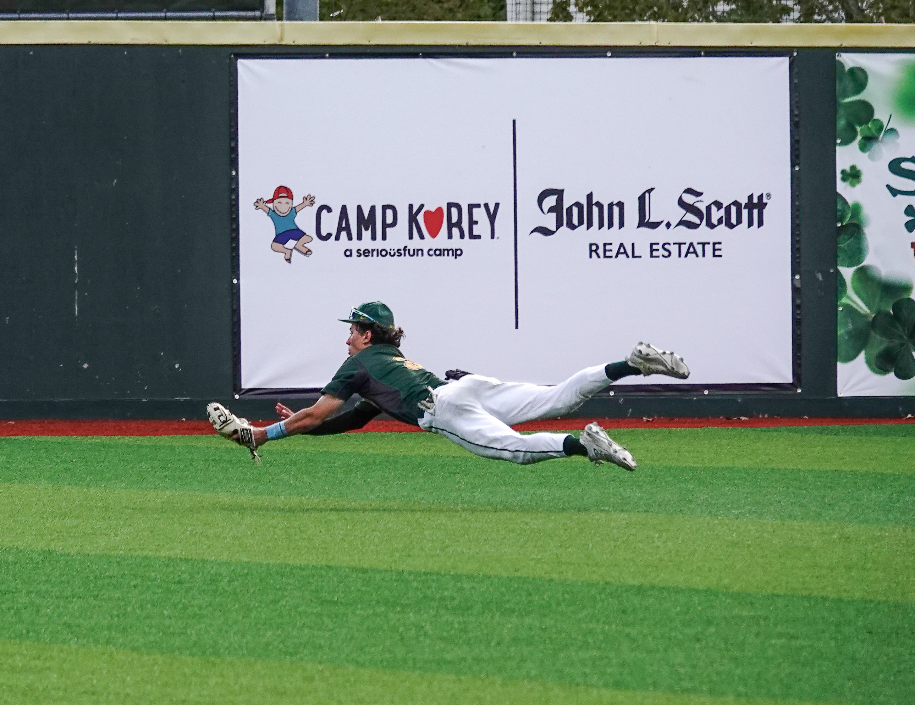 diving catch in baseball