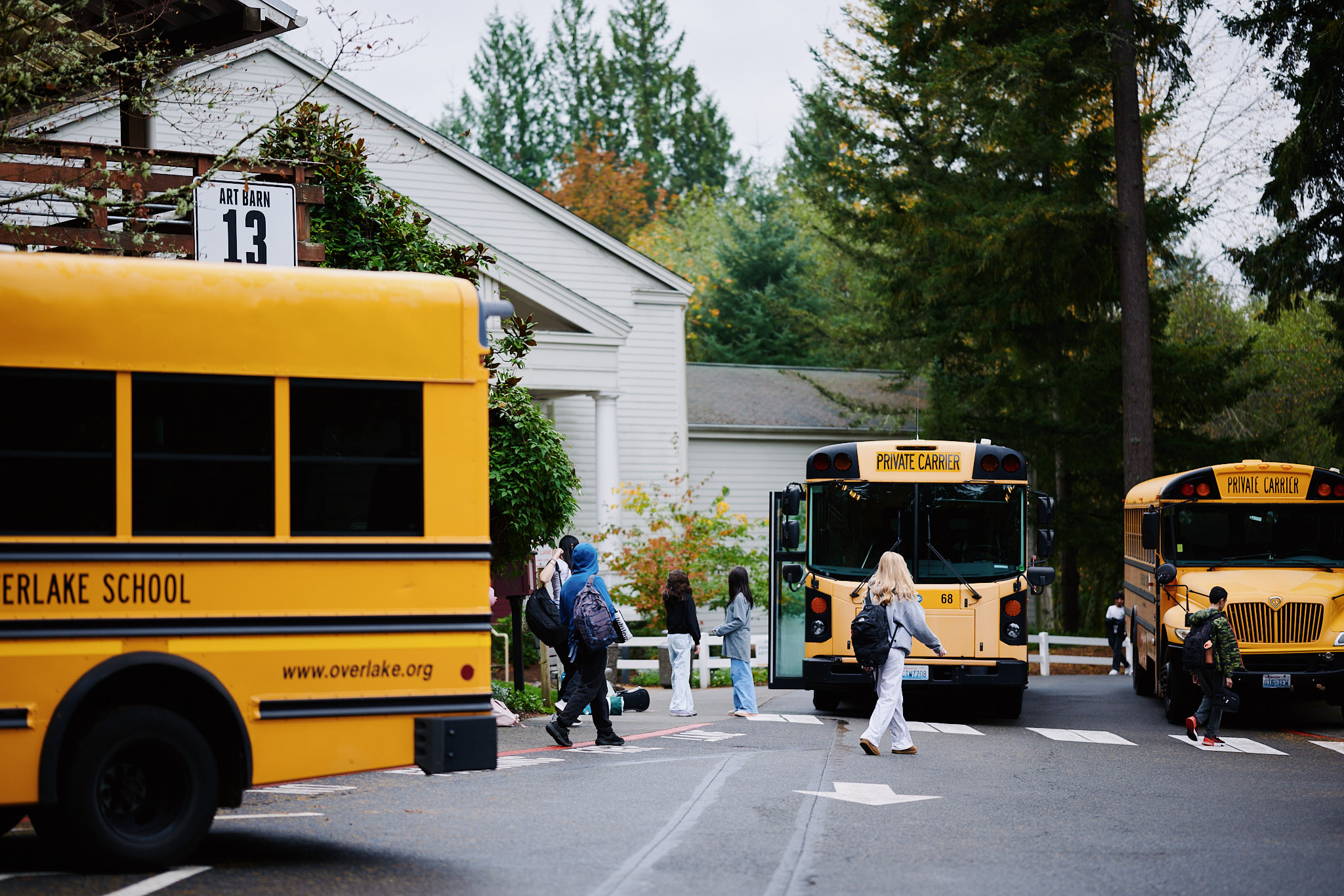 students getting off school bus