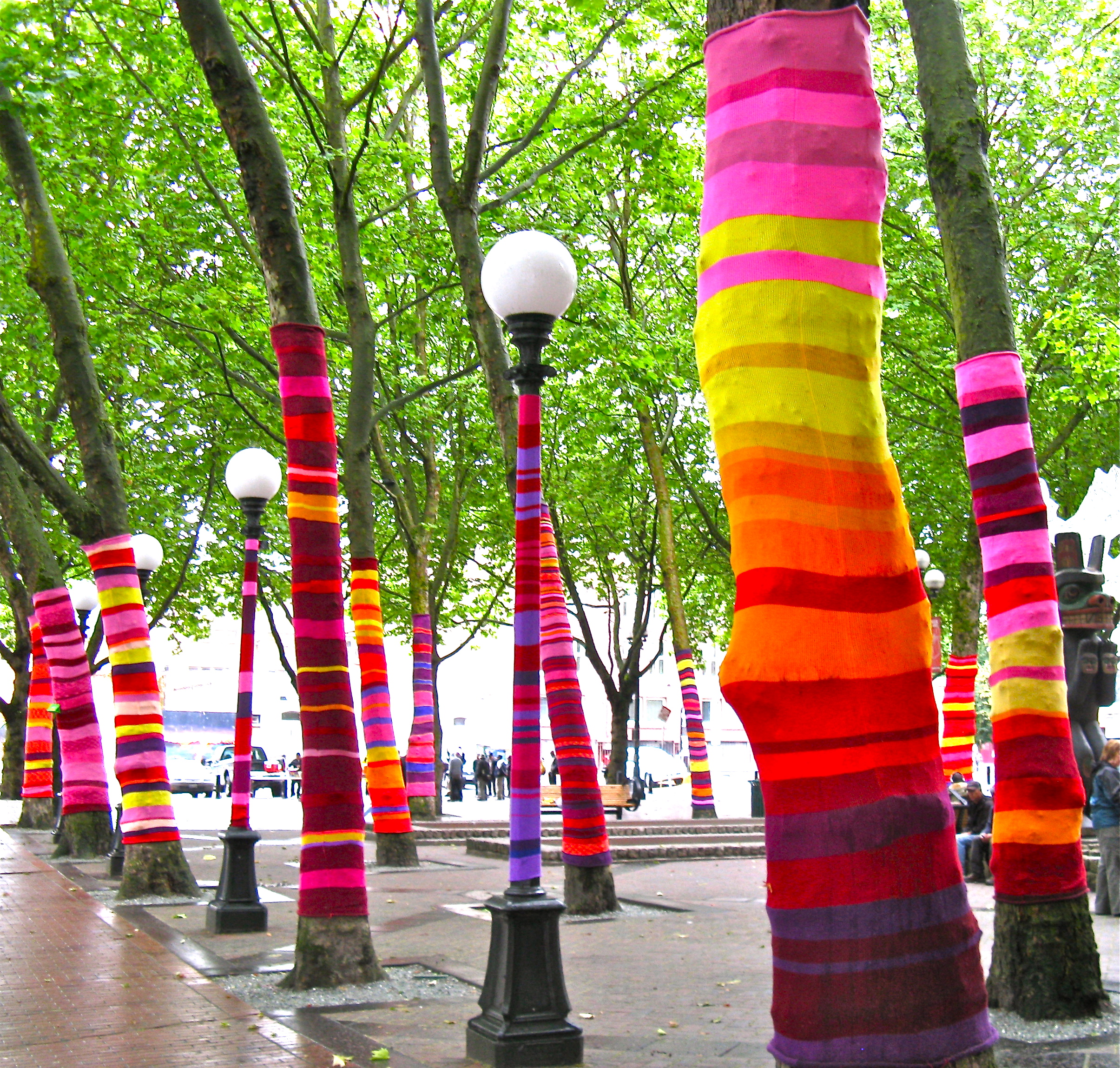 https://i.pinimg.com/736x/06/61/8a/06618a36b296e708889e3364402e4265--yarns-art-installations.jpg