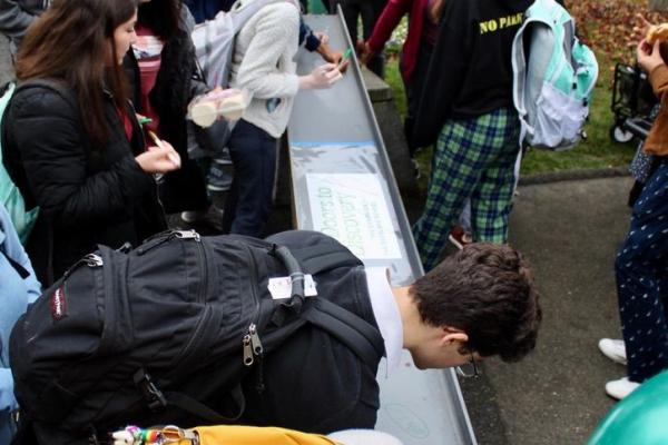 students sign beam