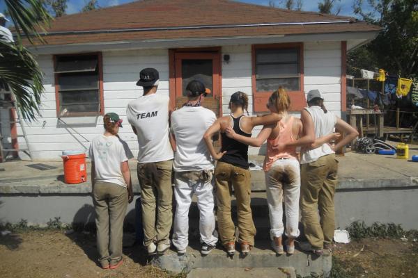 Overlake students fix roofs in Bahamas